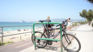 Bicicleta playa buen tiempo