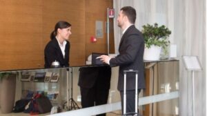 recepcion hotel trabajo turismo trabajador