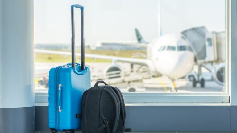 turismo viajeros aeropuerto maleta