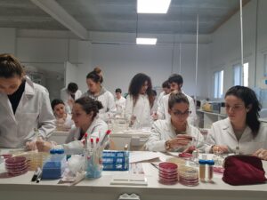 alumnos adema laboratorio