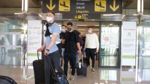 turistas aeropuerto mascarillas