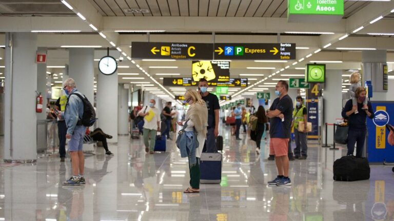 turistas aeropuerto mascarillas