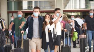 turistas aeropuerto mascarillas