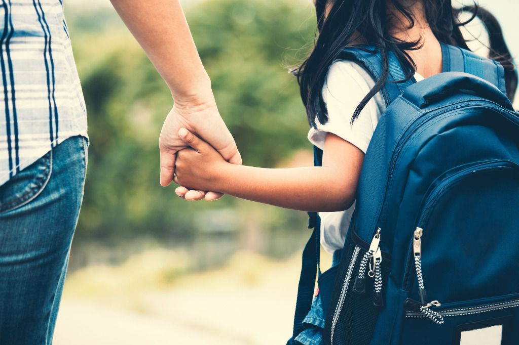 familia niña colegio