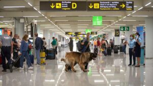 turistas aeropuerto mascarillas