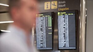turistas aeropuerto mascarillas