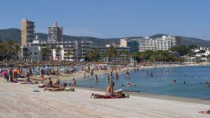 playa turistas ingleses magaluf 2020 coronavirus