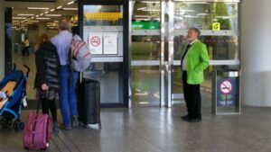 aeropuerto turismo palma son sant joan maletas