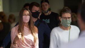 turistas aeropuerto mascarillas