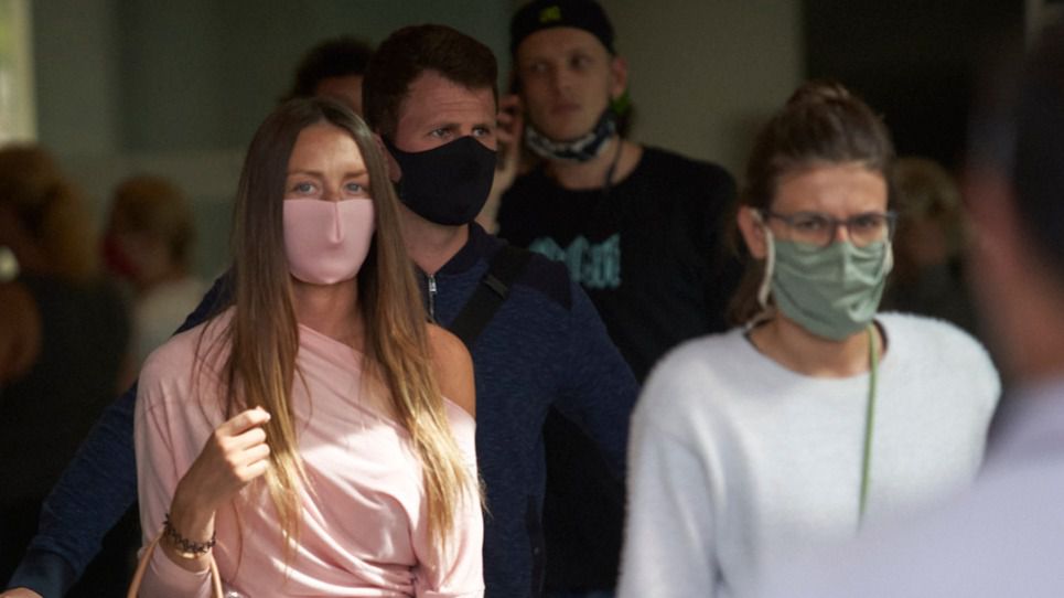 turistas aeropuerto mascarillas