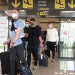 turistas aeropuerto mascarillas