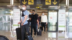 turistas aeropuerto mascarillas