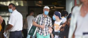 turistas aeropuerto mascarillas