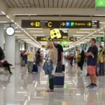 turistas aeropuerto mascarillas