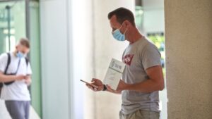 turistas aeropuerto mascarillas