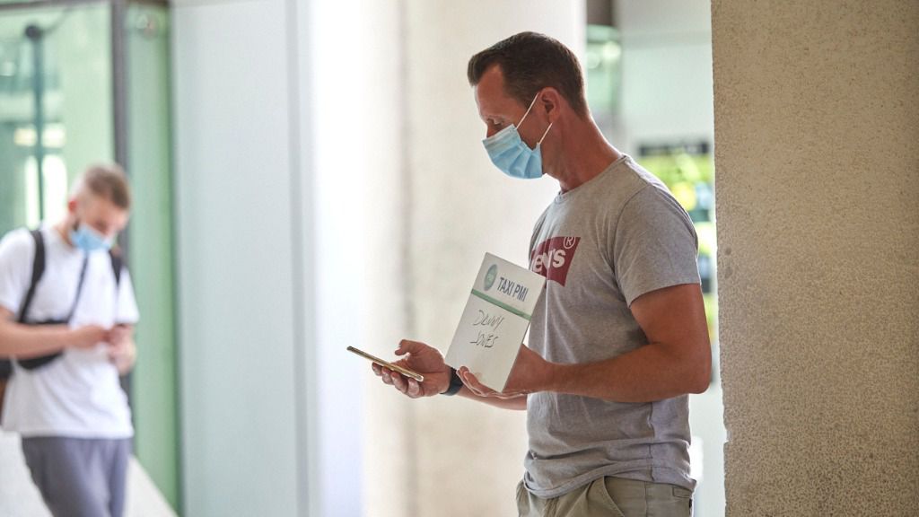 turistas aeropuerto mascarillas