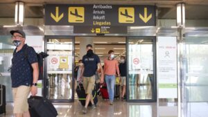 turistas aeropuerto mascarillas