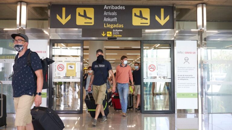 turistas aeropuerto mascarillas