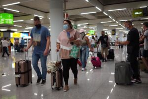 turistas mascarilla coronavirus aeropuerto