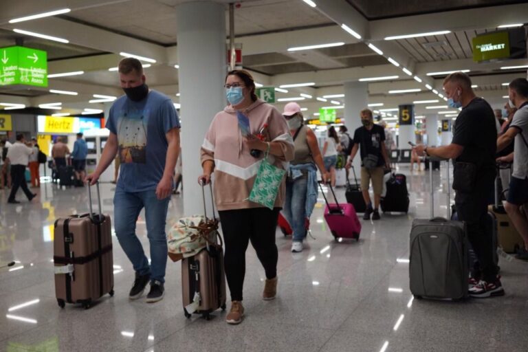turistas mascarilla coronavirus aeropuerto