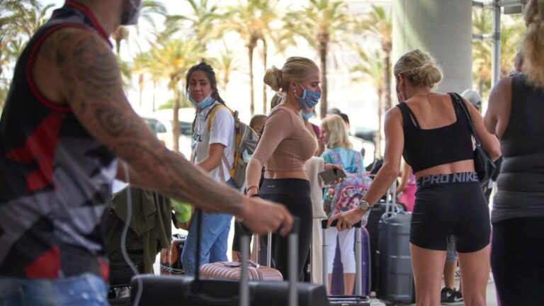 turistas aeropuerto mascarillas