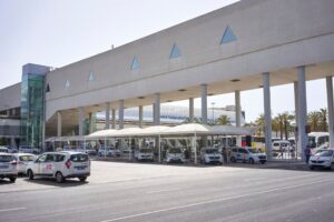 turistas aeropuerto mascarillas