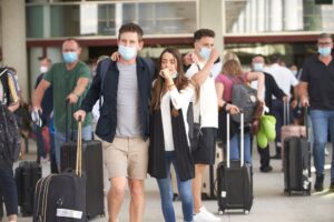 turistas aeropuerto mascarillas