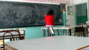 profesor colegio aula vacia docente