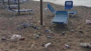 La playa de Magaluf amanece cada d&iacute;a con restos de botellones