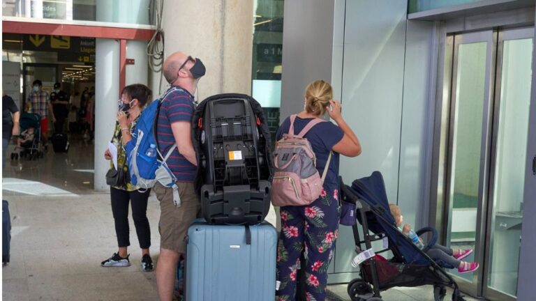 turistas aeropuerto mascarillas