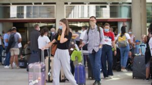 turistas aeropuerto mascarillas