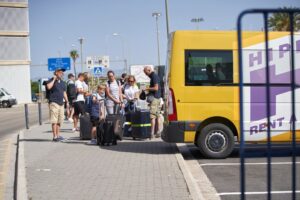 turistas aeropuerto mascarillas