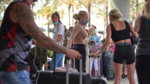 turistas aeropuerto mascarillas