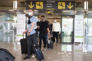 turistas aeropuerto mascarillas