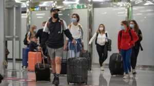 turistas aeropuerto mascarillas