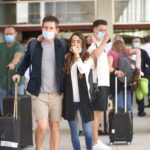 turistas aeropuerto mascarillas