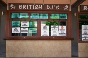 carteles protesta magaluf cerrado coronavirus