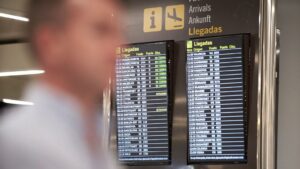 turistas aeropuerto mascarillas