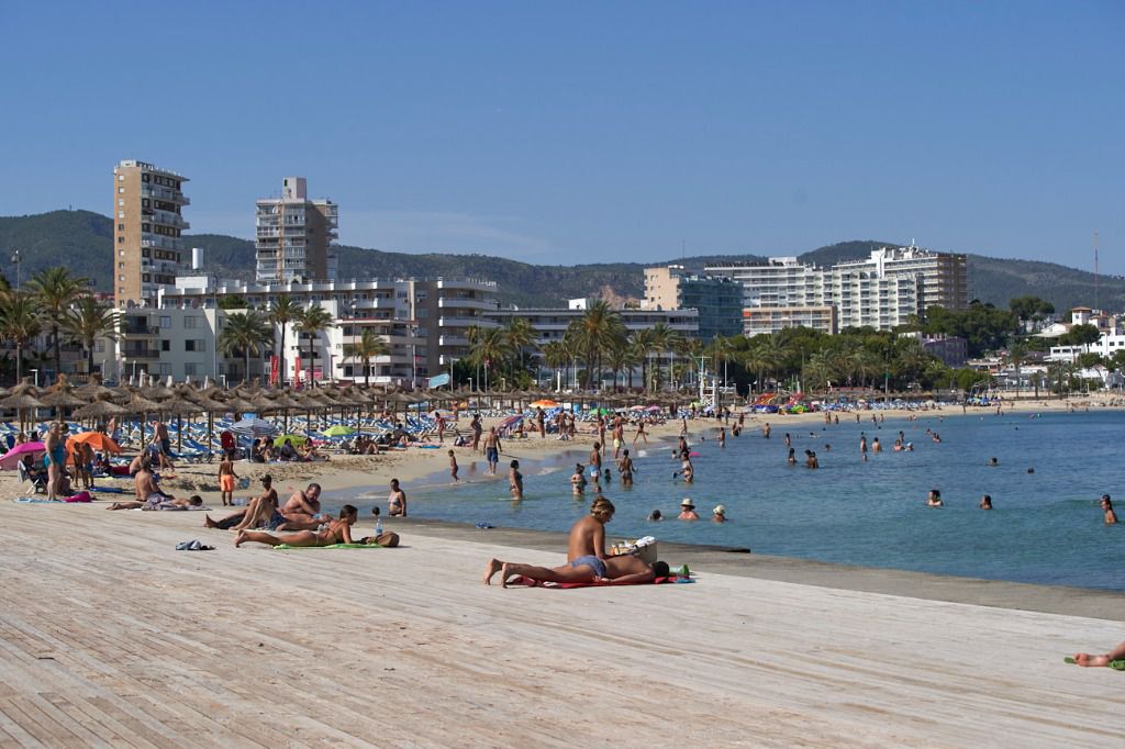 playa turistas ingleses magaluf 2020 coronavirus