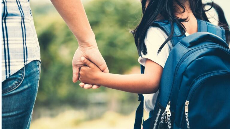 familia niña colegio