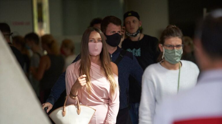 turistas aeropuerto mascarillas