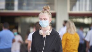 turistas aeropuerto mascarillas