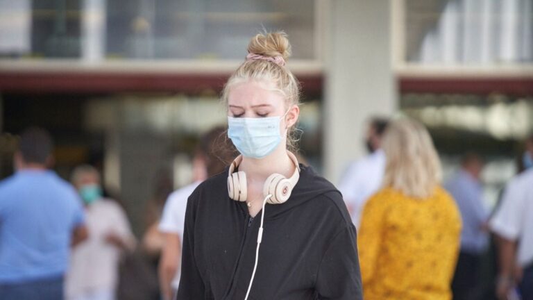 turistas aeropuerto mascarillas