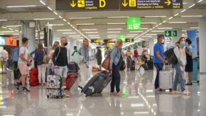 turistas aeropuerto mascarillas