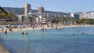 playa turistas ingleses magaluf 2020 coronavirus