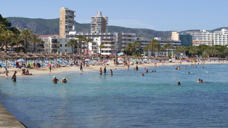 playa turistas ingleses magaluf 2020 coronavirus