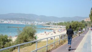 playa verano carril bici patinetes
