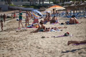 playa turistas ingleses magaluf 2020 coronavirus