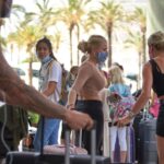 turistas aeropuerto mascarillas