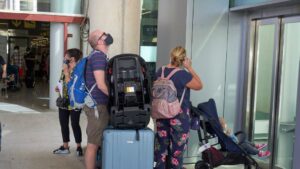turistas aeropuerto mascarillas